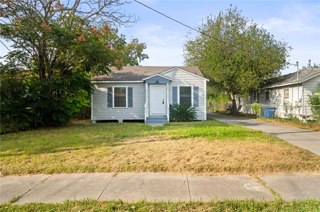 a view of a house with a backyard