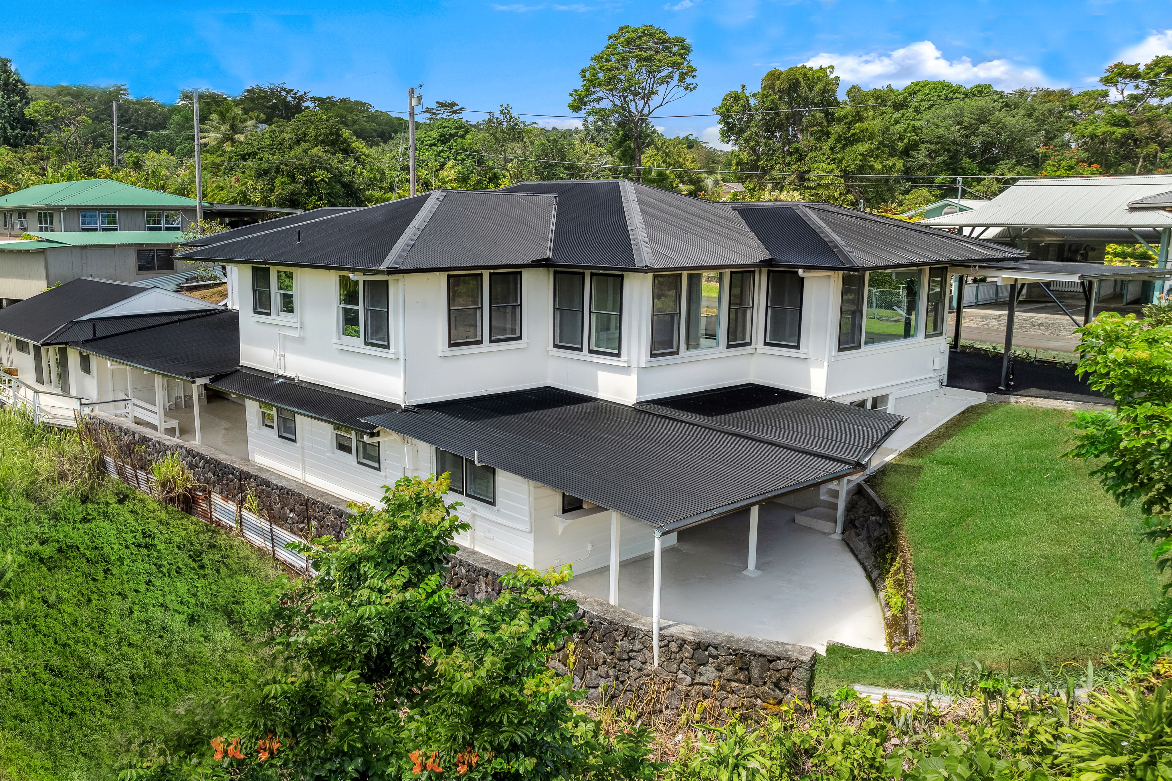 Welcome home to 27-1957 Enoka Pl. in beautiful Papaikou. 
Professional hydro-seeding was done to promote lush, even grass growth. This enhanced image provides a preview of the expected vibrant lawn in approximately 6-8 weeks as the grass fills in fully.