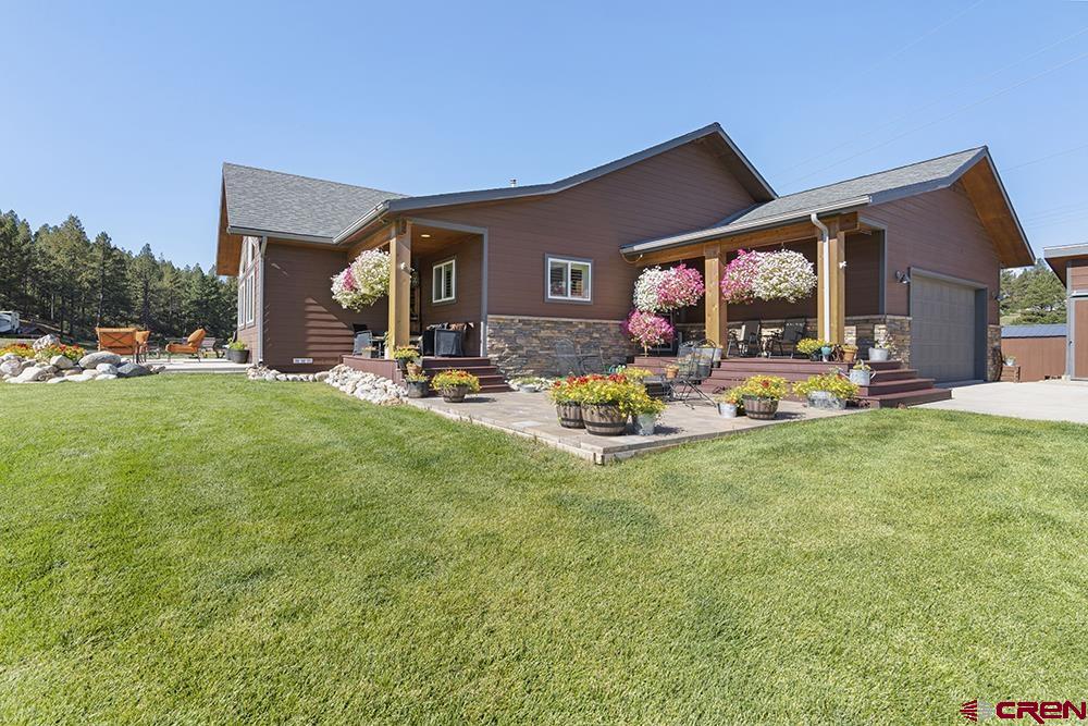 a view of a house with backyard and porch