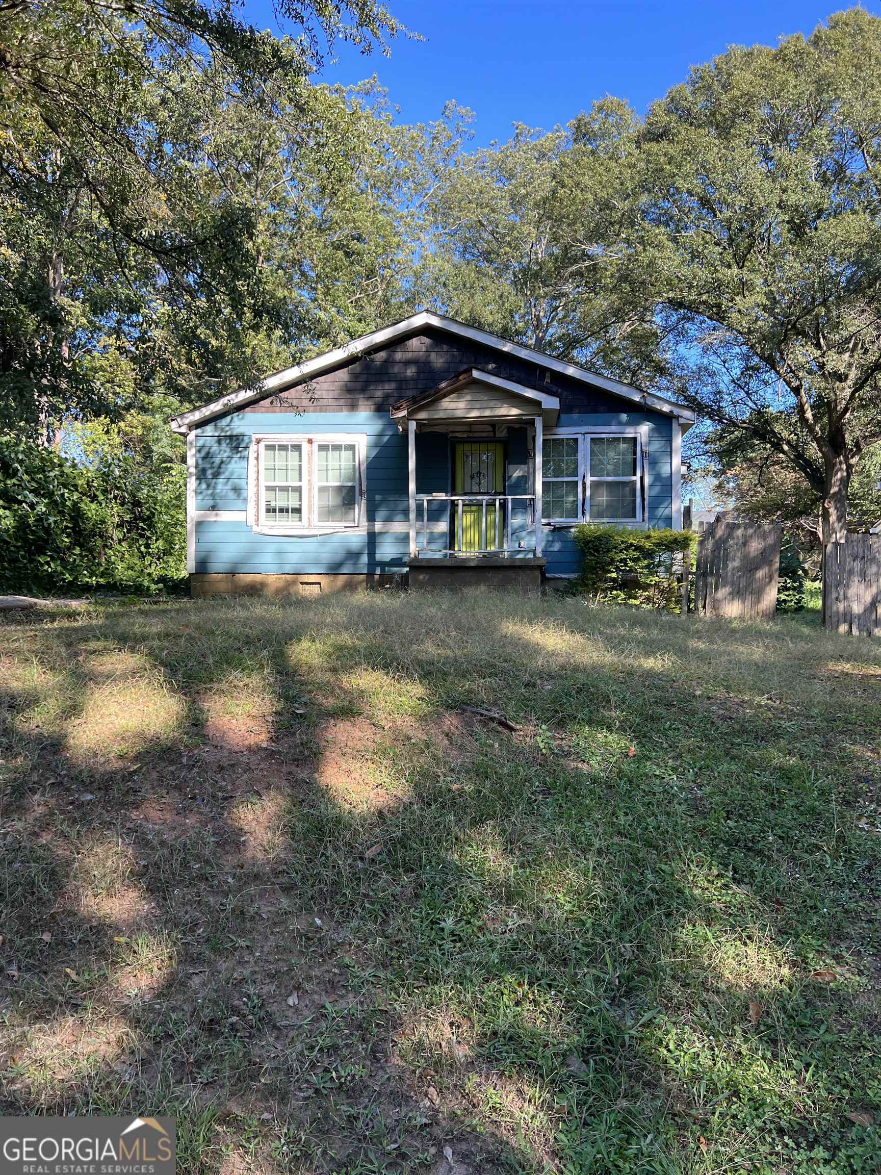 a view of a house with a yard