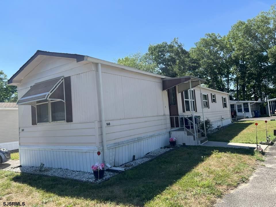 a view of a house with a yard