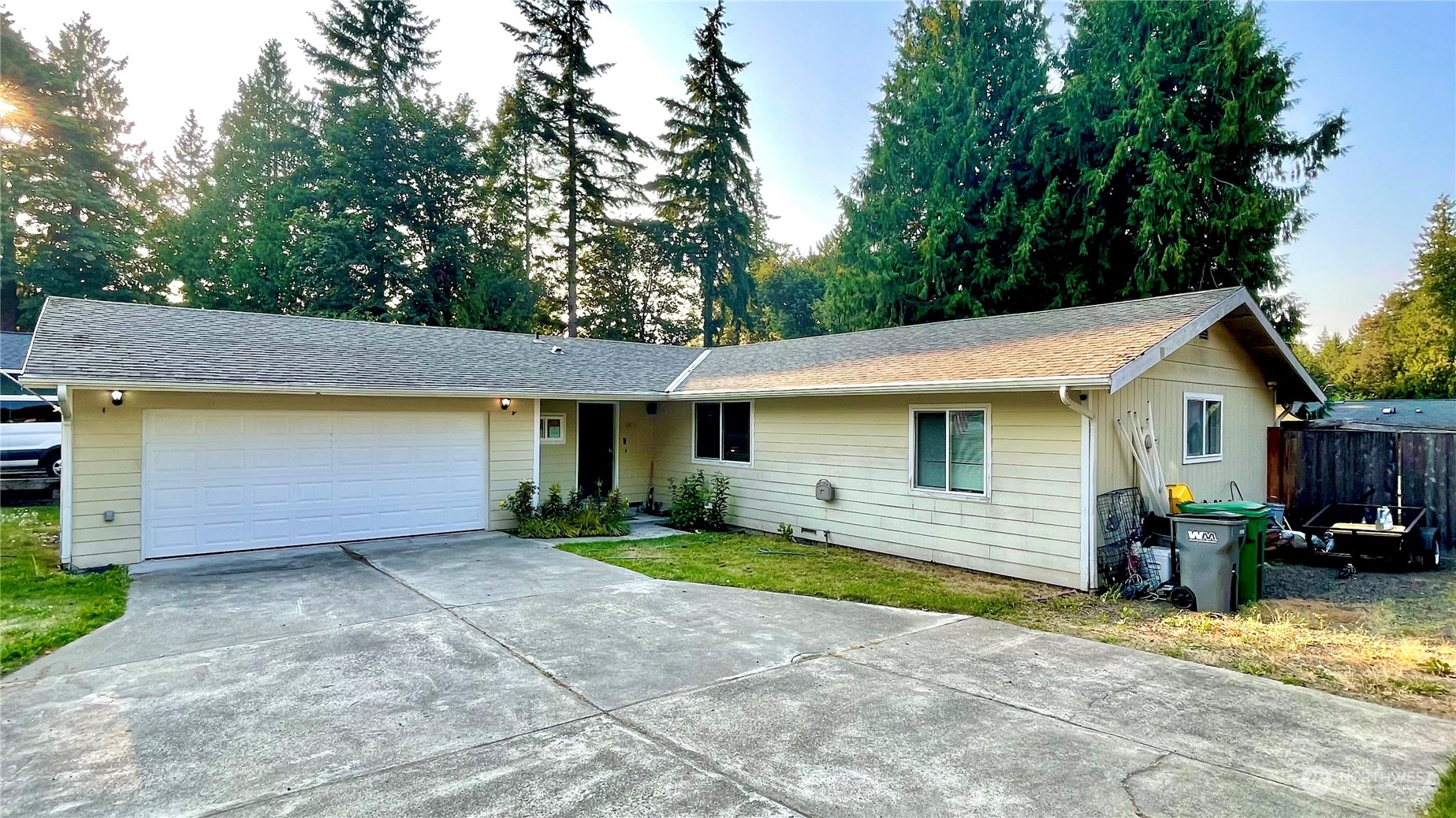 a view of a house with a yard