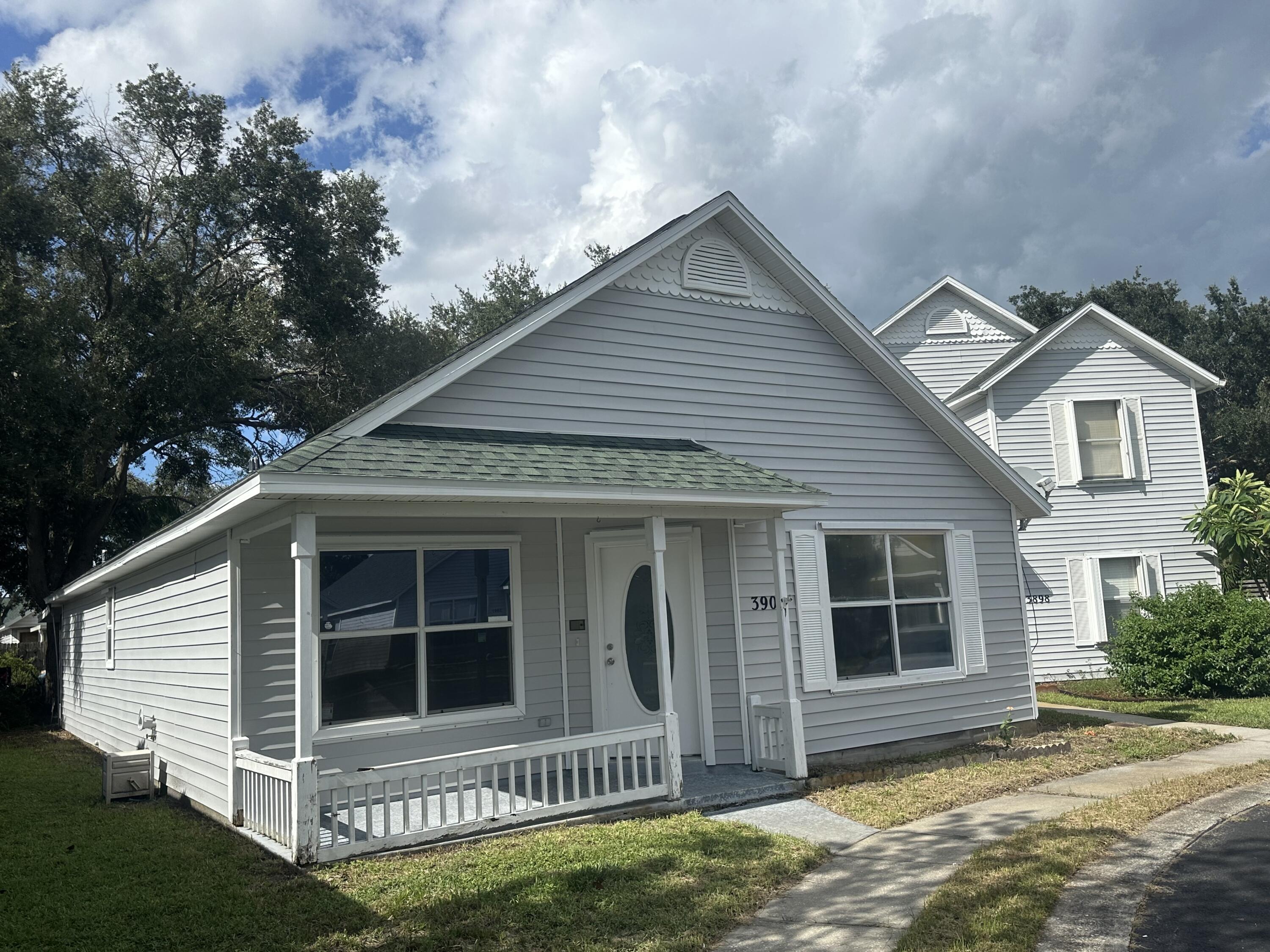 a view of a house with a yard