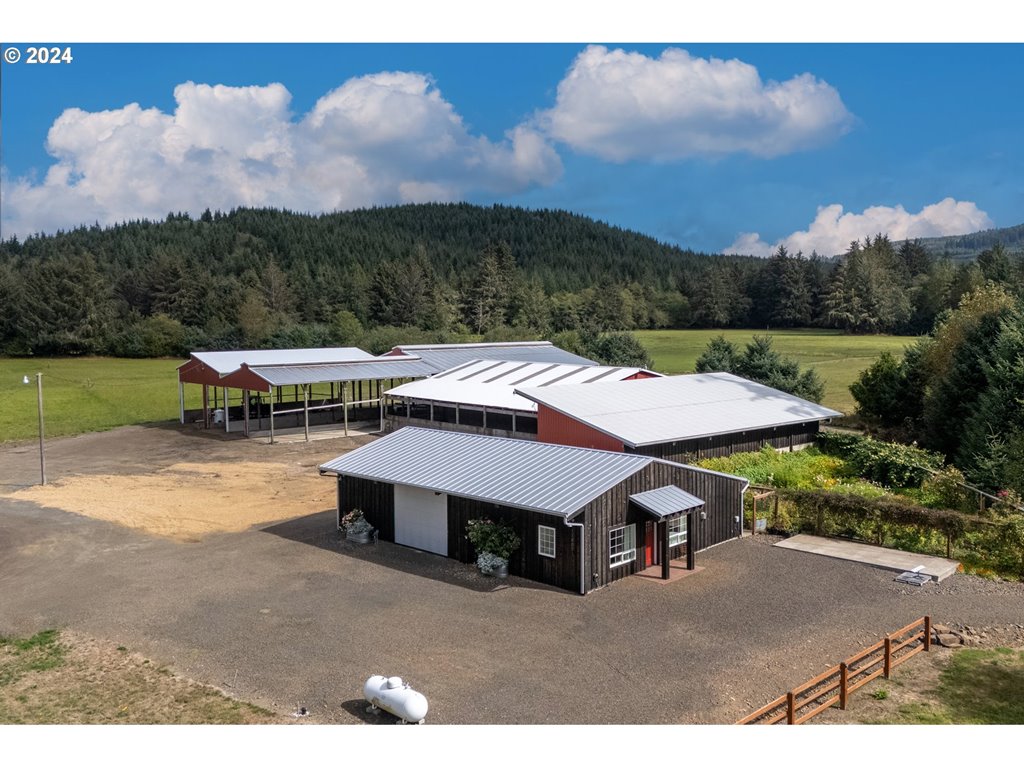 a view of a house with a yard and mountain