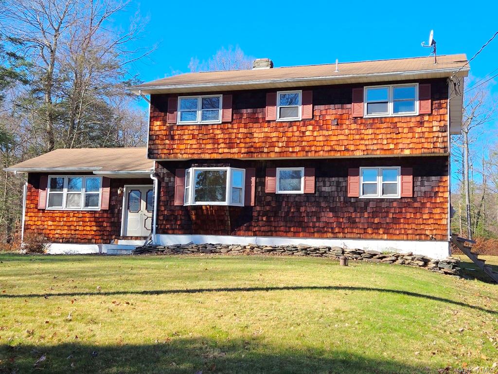 View of front of home featuring a front yard