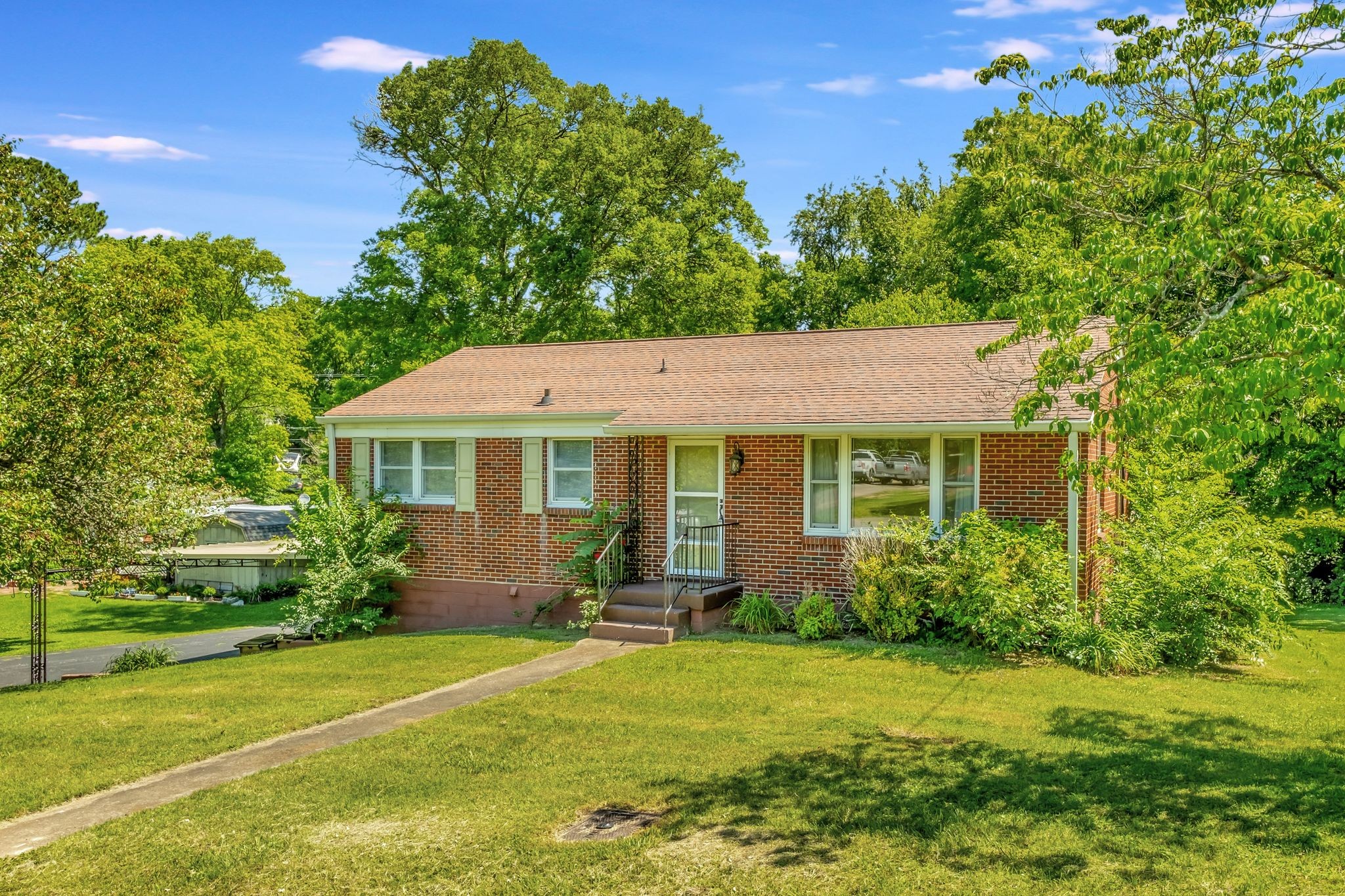 a view of a house with backyard and garden