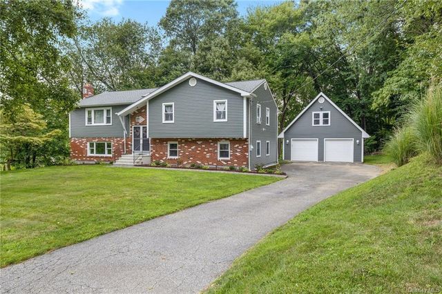$849,900 | 16 Willow Crest Drive | Somers
