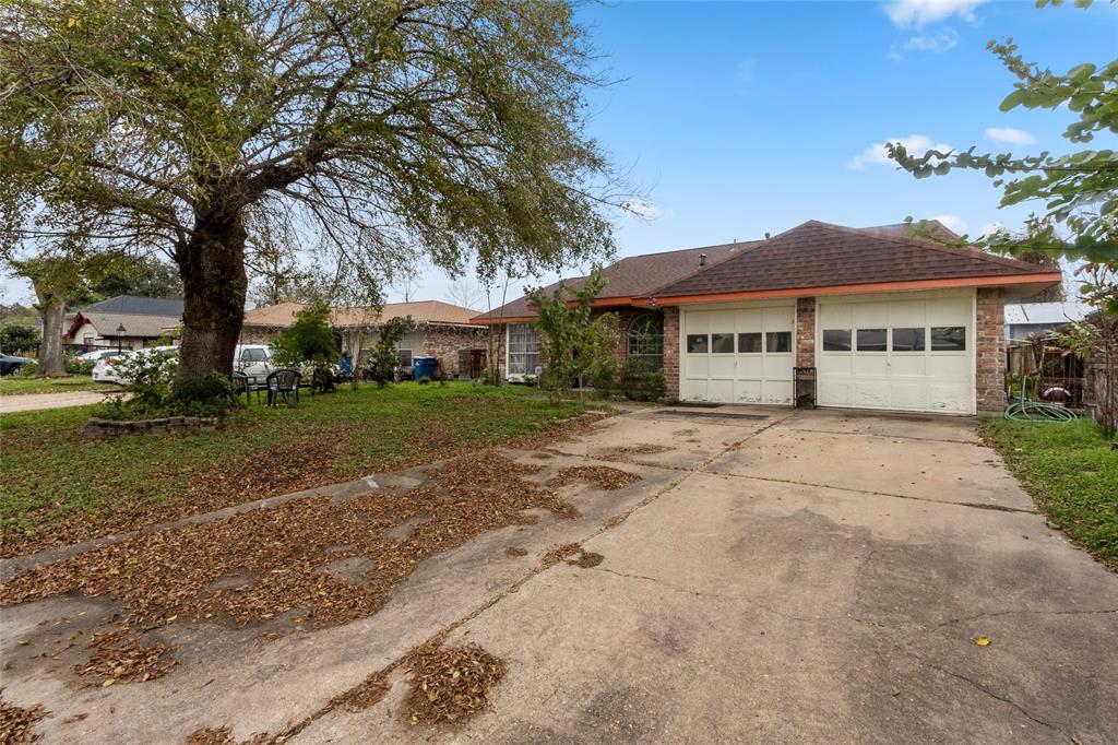 a view of house with a yard