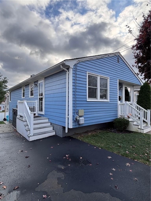 a view of a house with a yard