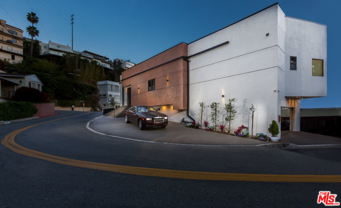 a view of house with car parked