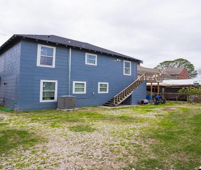 a view of a house with a big yard