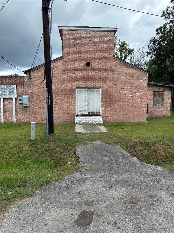 a view of a house with backyard and garden