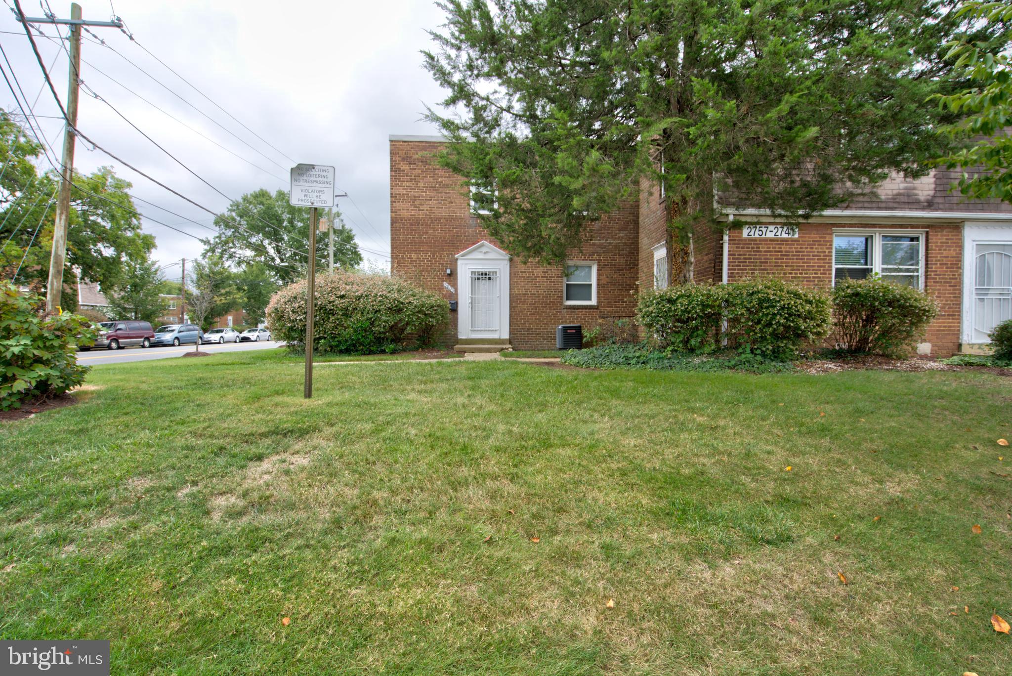 a view of a house with backyard and a tree