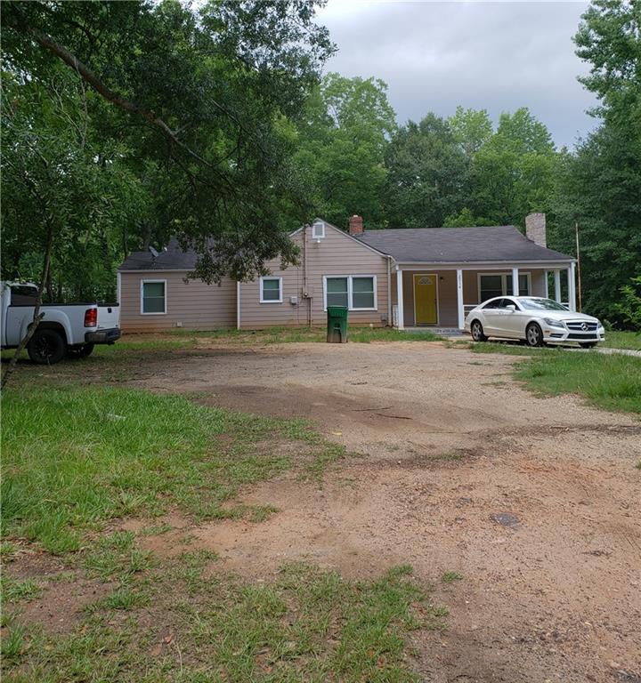 a view of a house with a yard