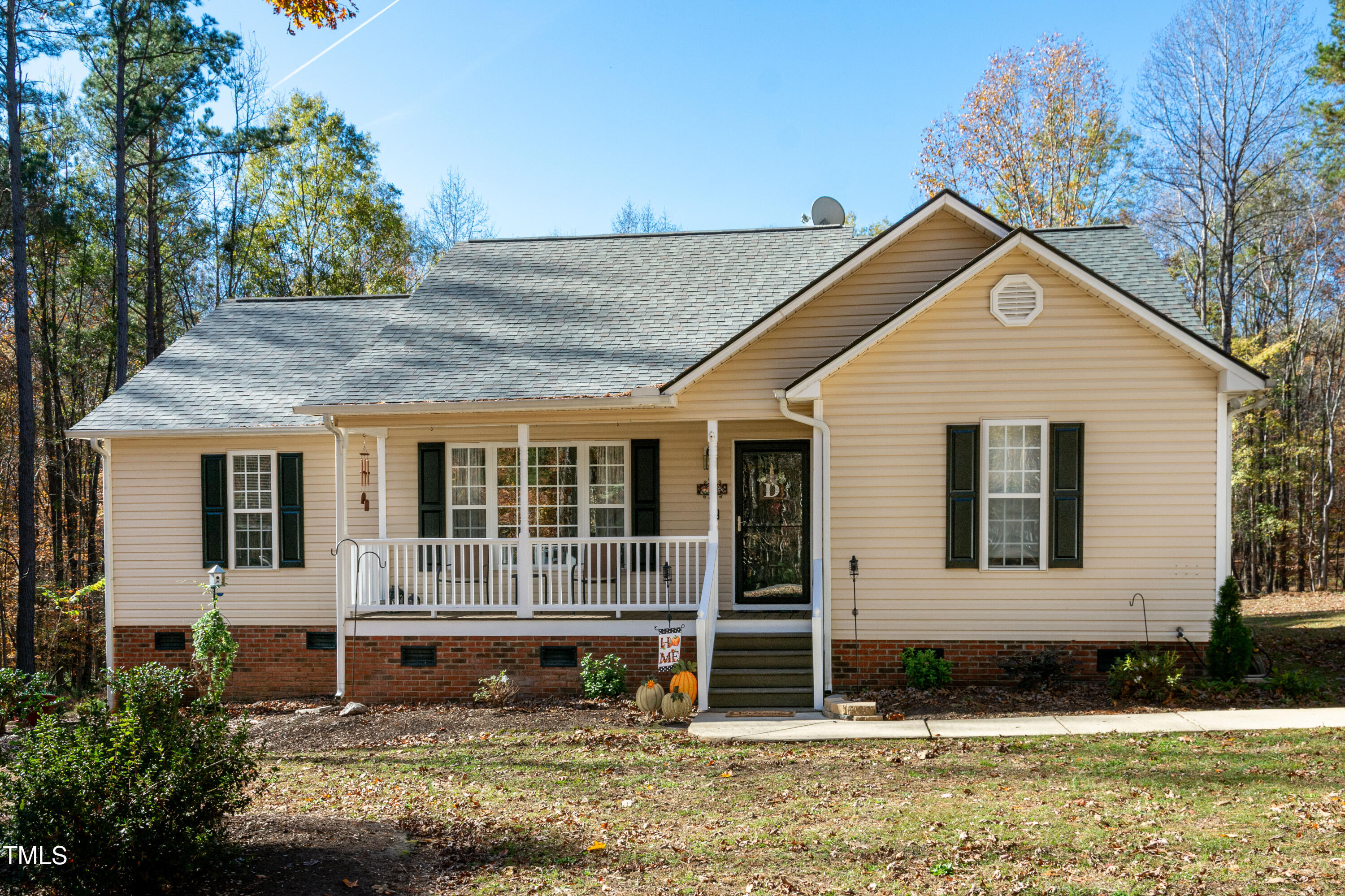 a view of front of a house with a yard