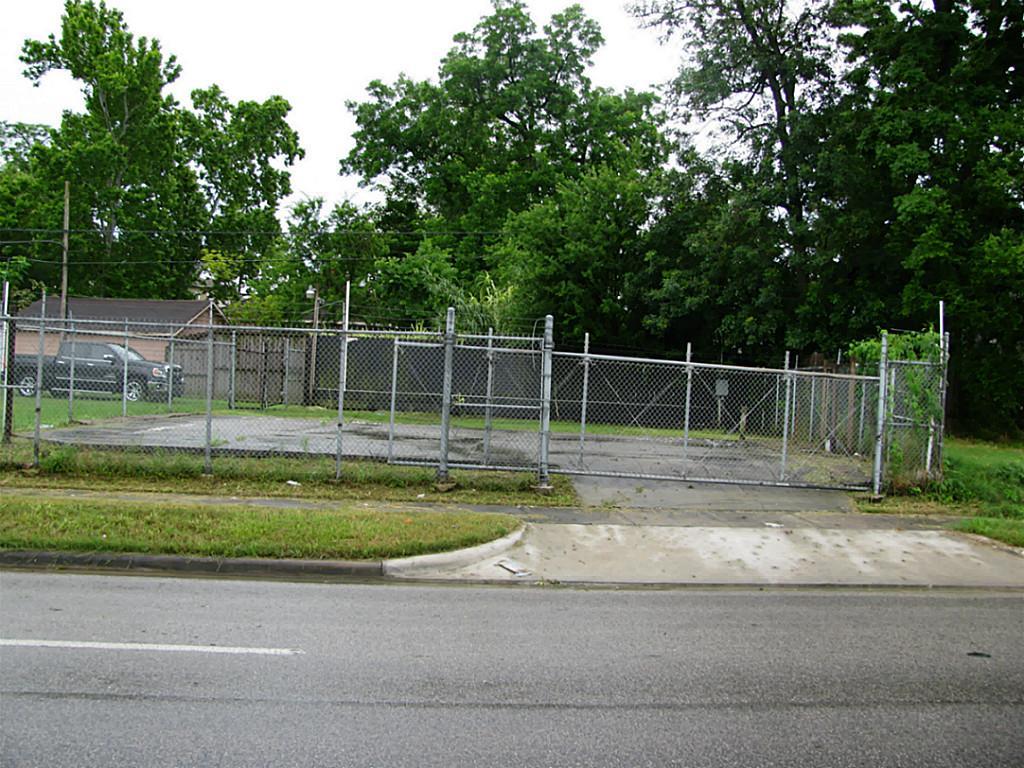 a view of a tennis court