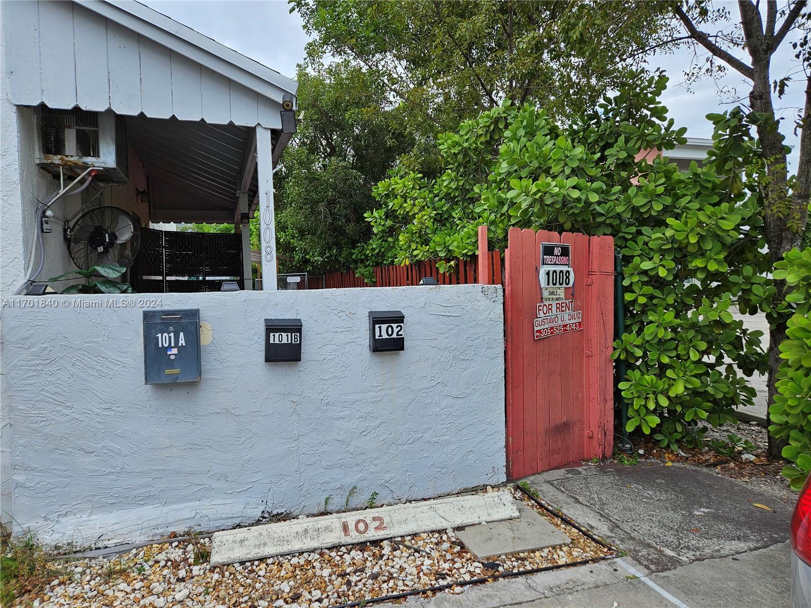 a view of a house with backyard