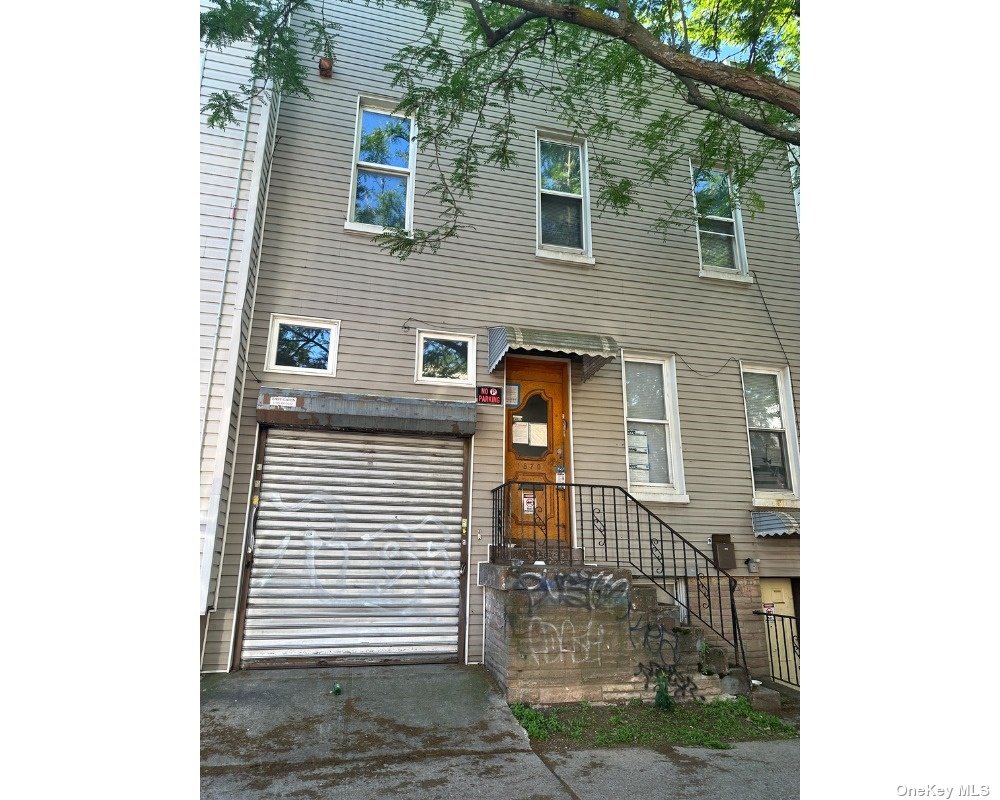 a view of a house with a yard and garage