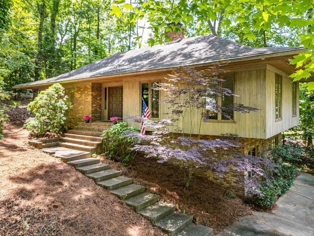 a view of a house with a yard