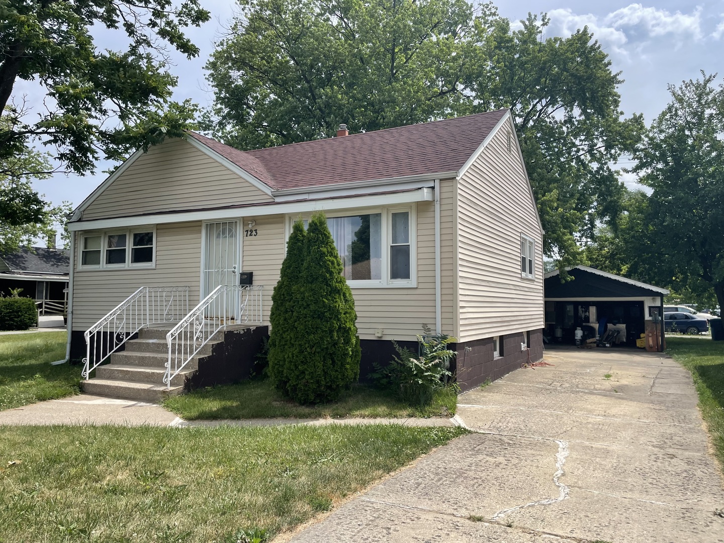 a front view of house with yard and green space