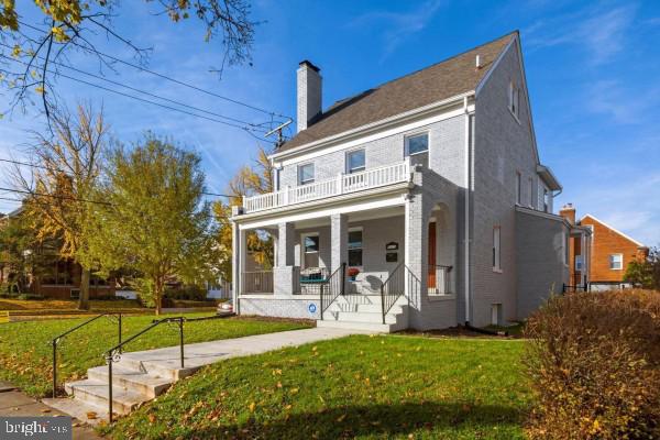 a view of a house with backyard and porch