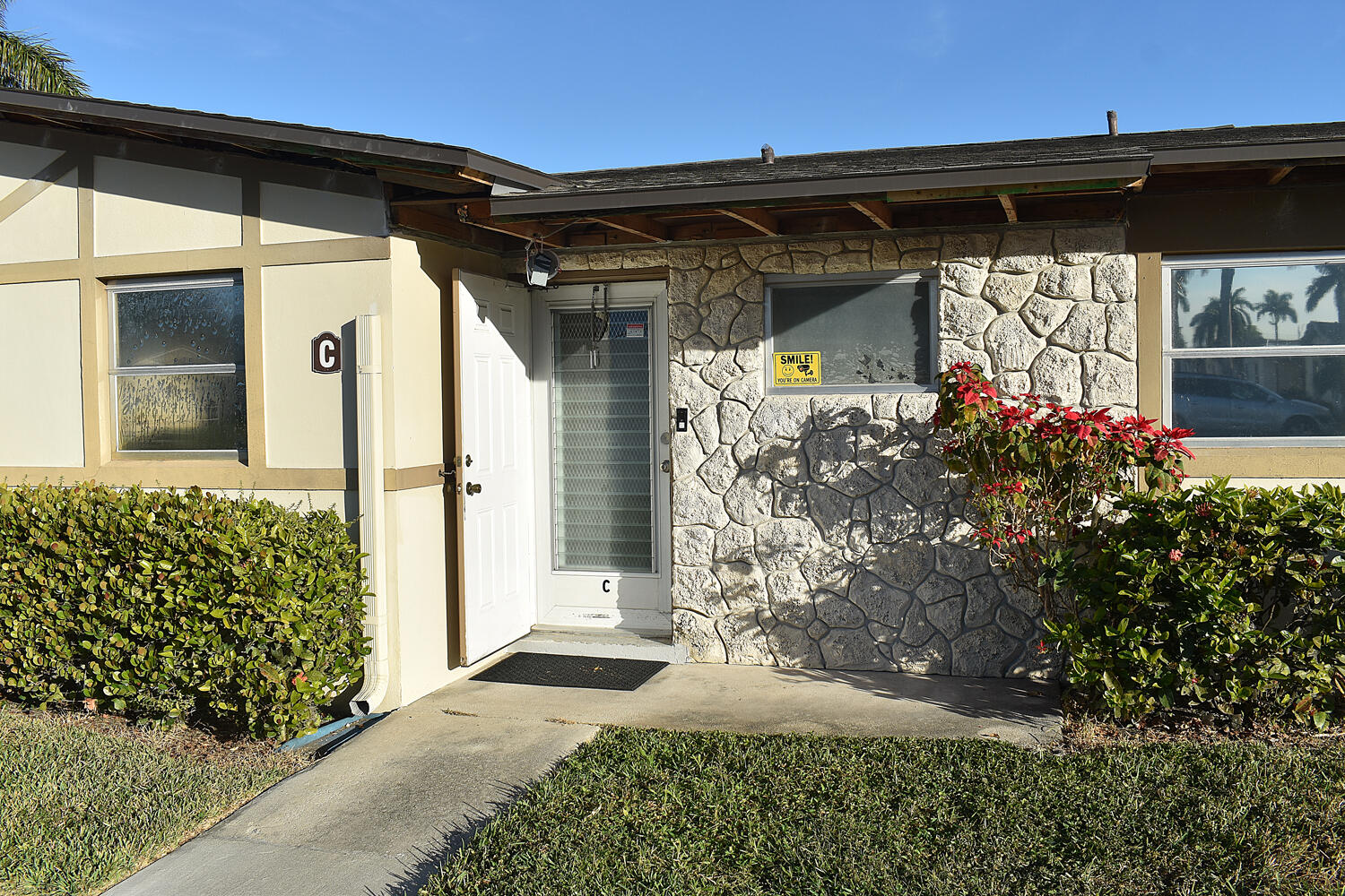 a view of back yard of the house