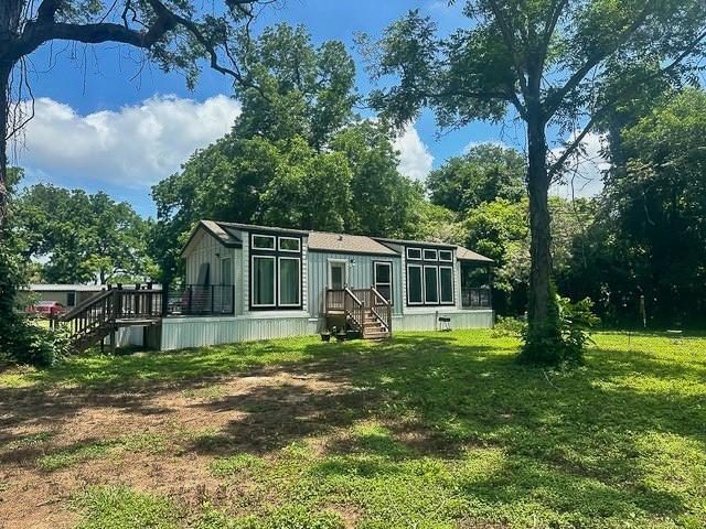 a view of a house with backyard