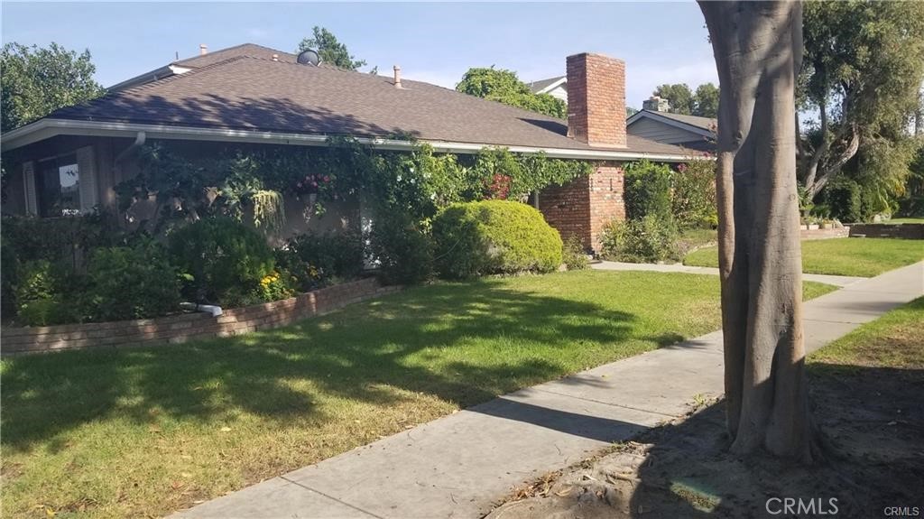 a view of a back yard of the house