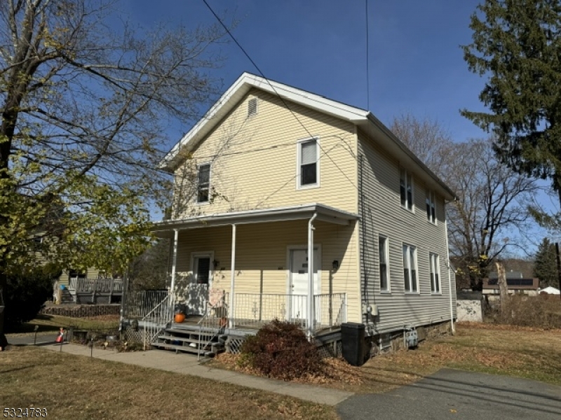 a view of a house with backyard