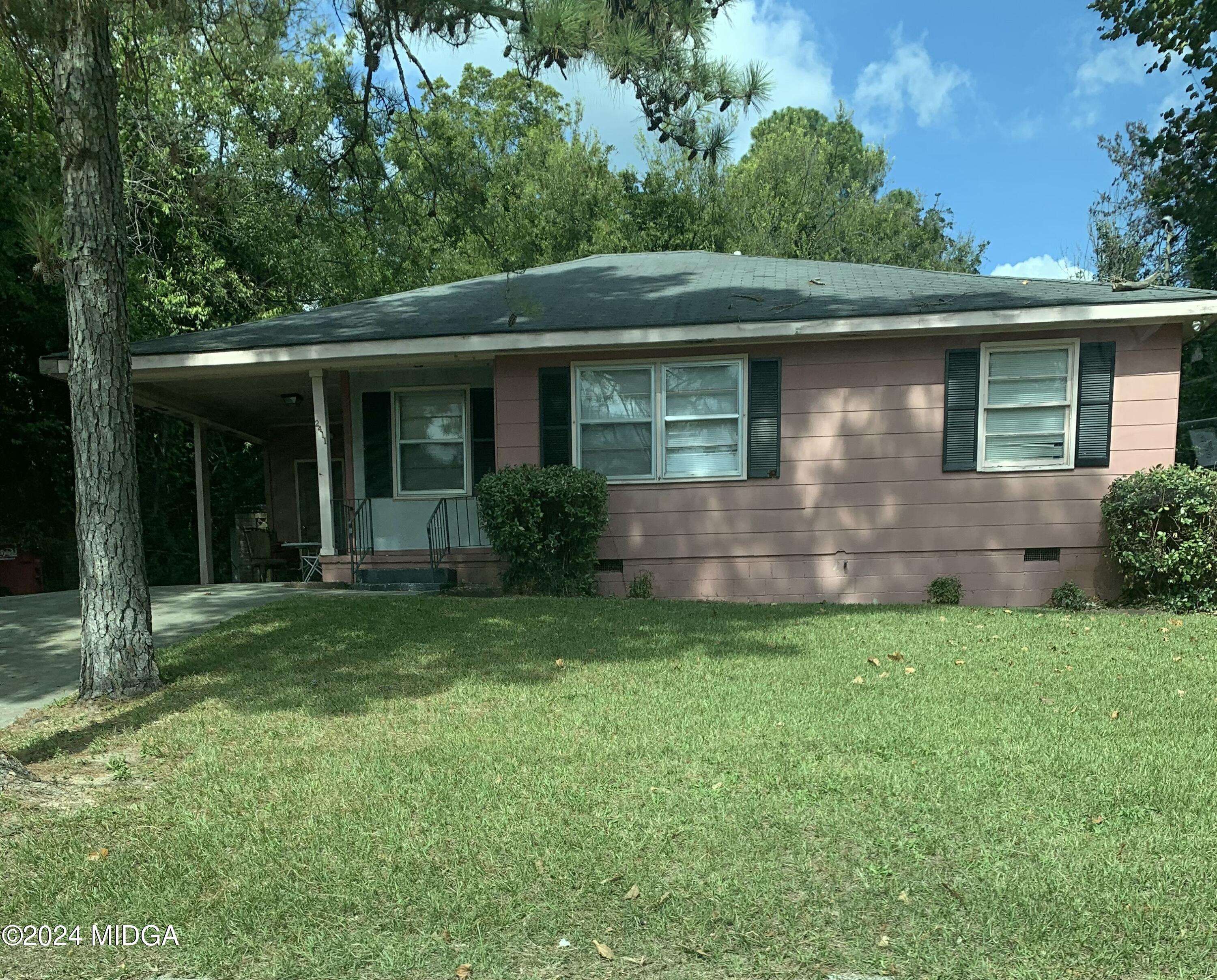 a view of front of a house with a yard