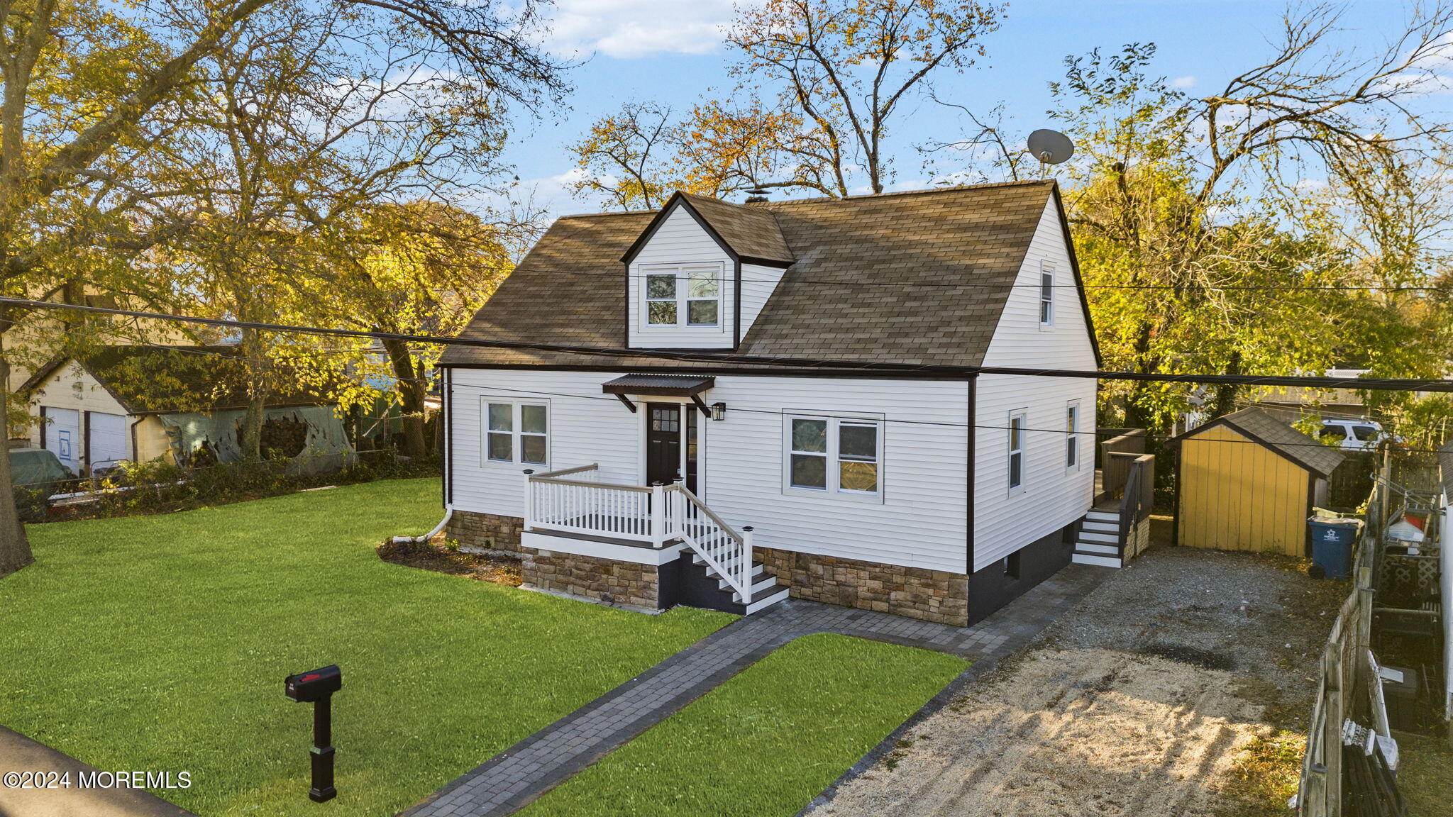 a view of a yard in front of house