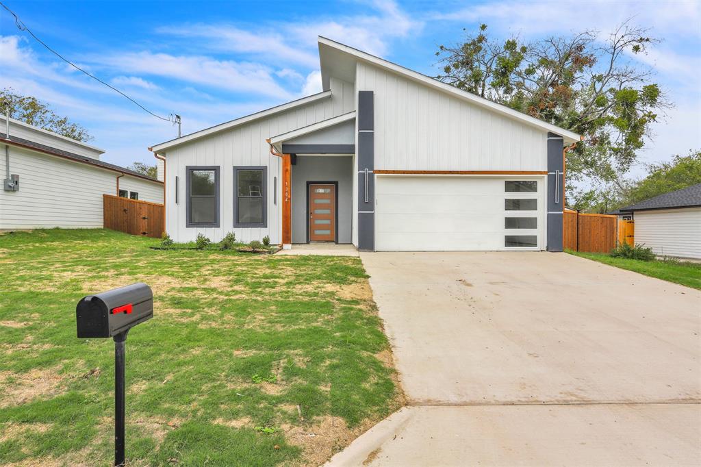 a view of a house with backyard