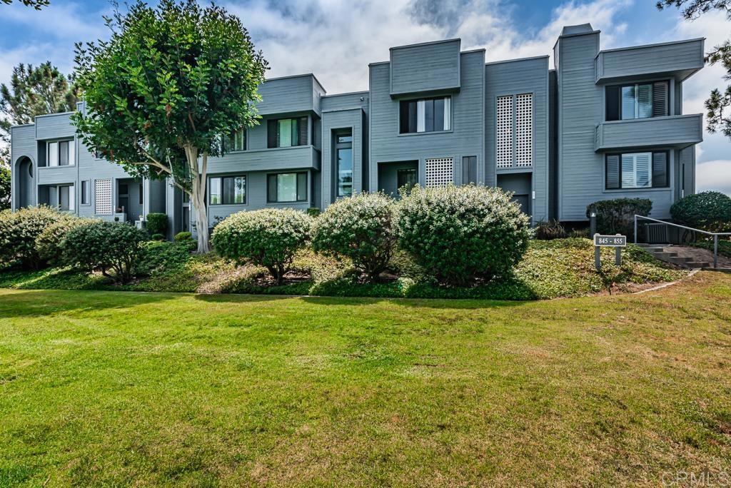 a view of a house with backyard and garden