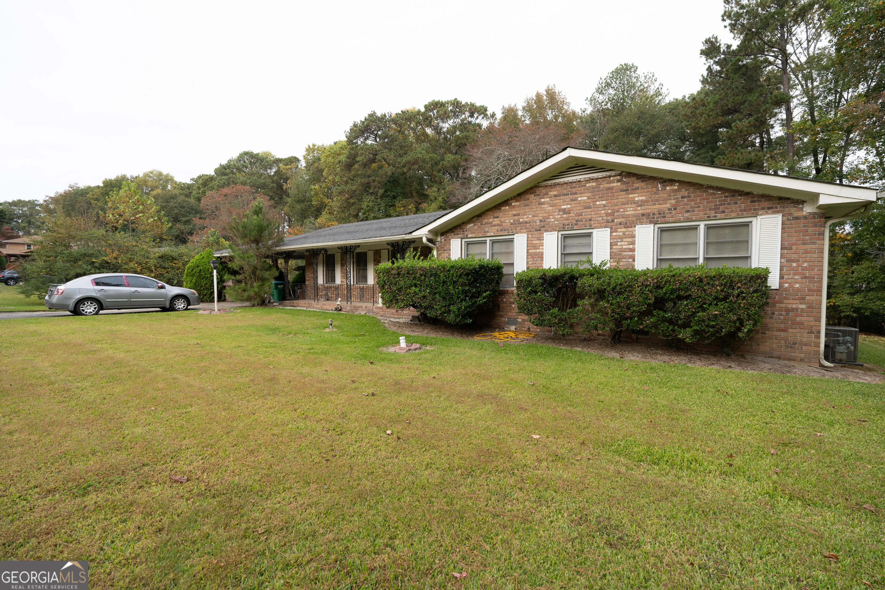 a view of a house with a yard