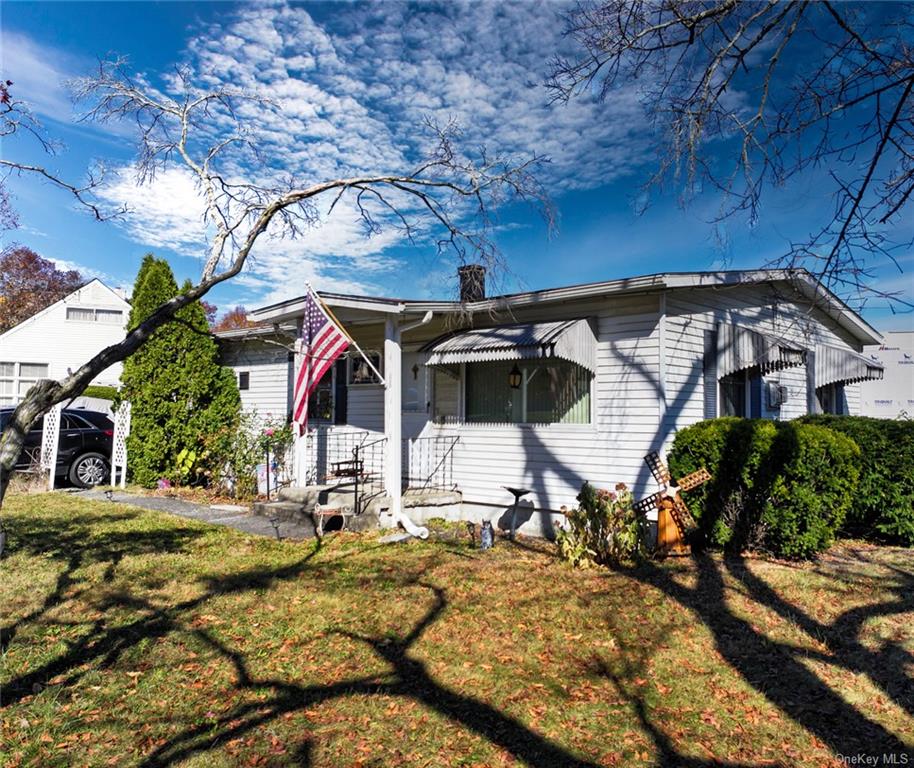 View of front of property featuring a front yard