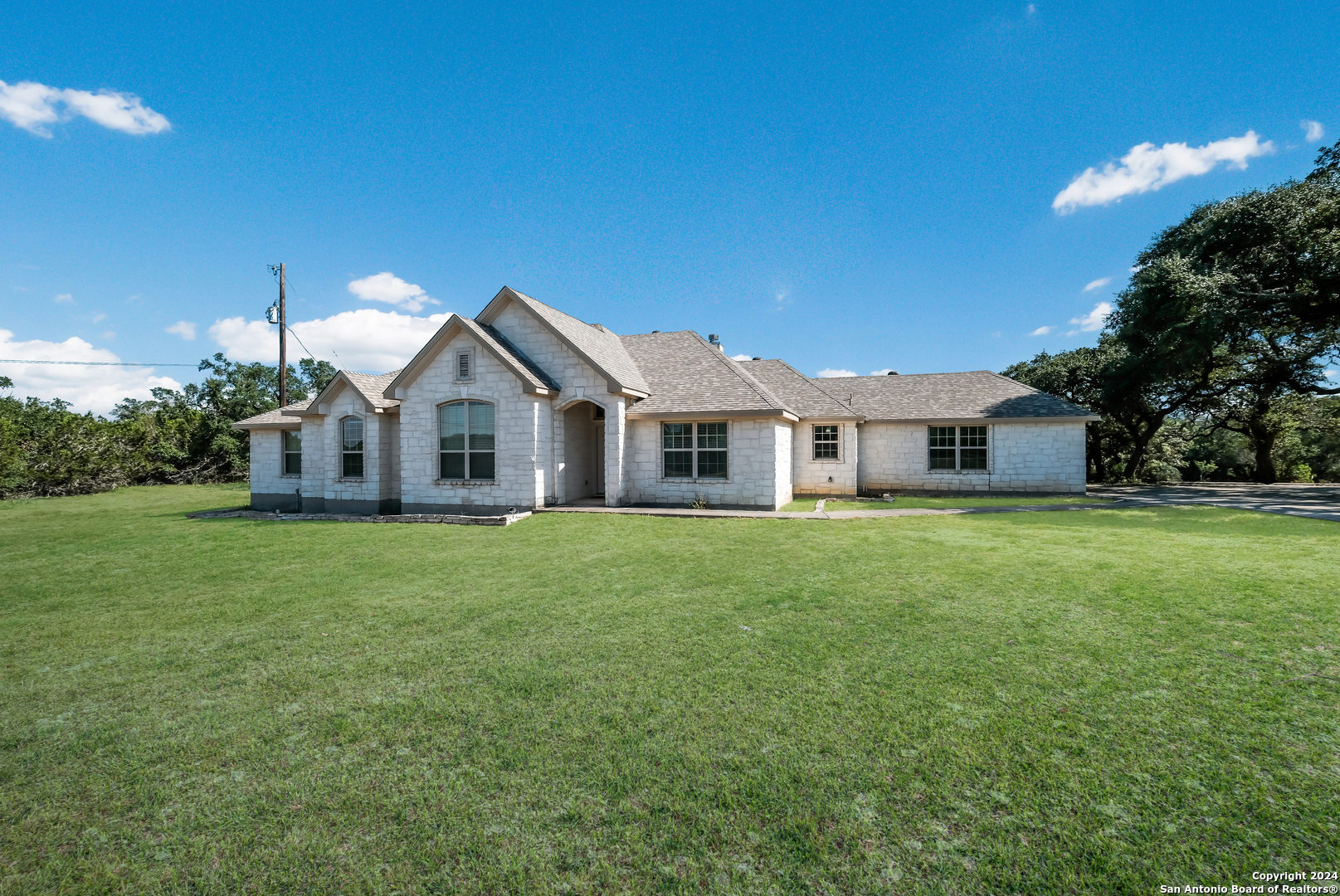 a view of a house with a yard