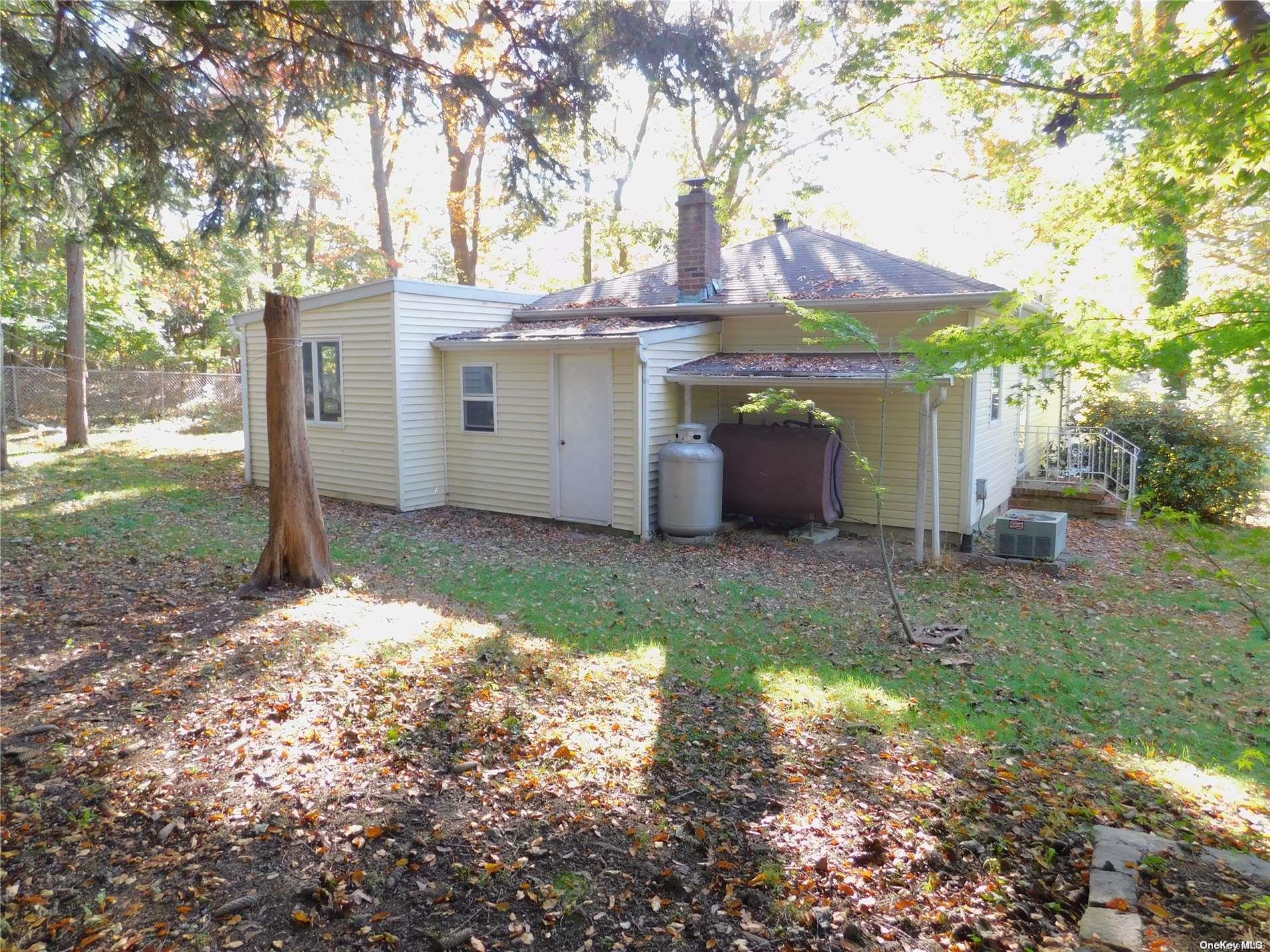 a view of a house with backyard and garden