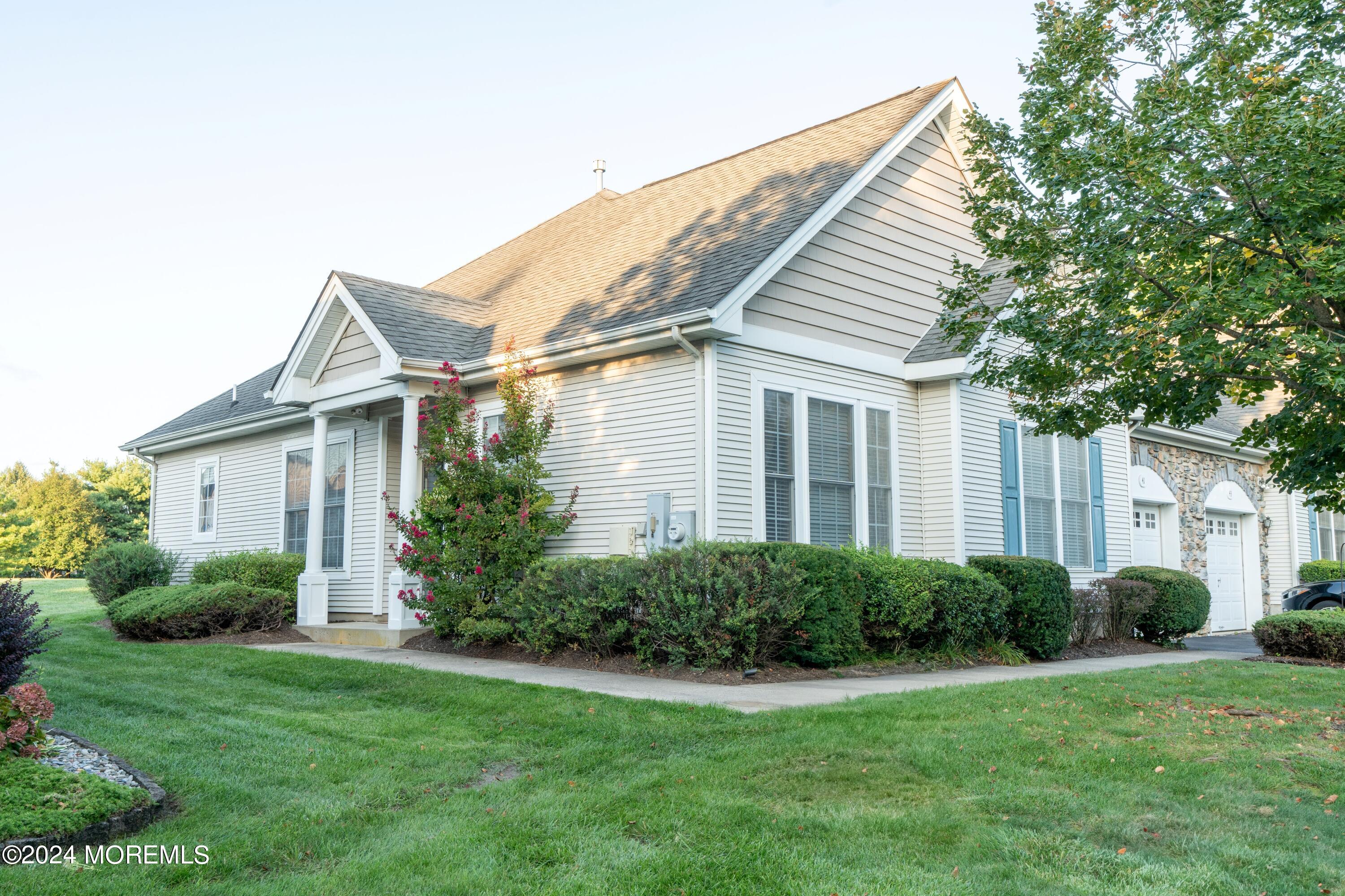 a view of a house with backyard and garden