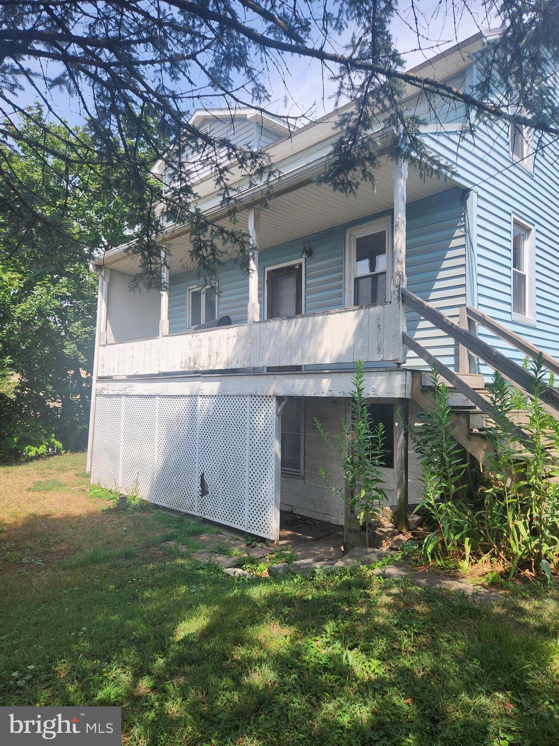 a view of a house with a backyard