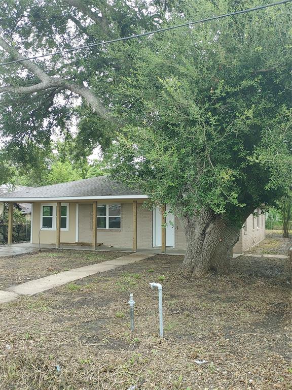 front view of house with a yard