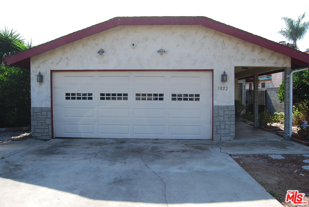 a view of a house with garage