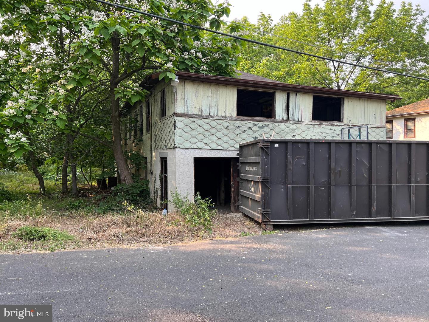 a front view of house with yard