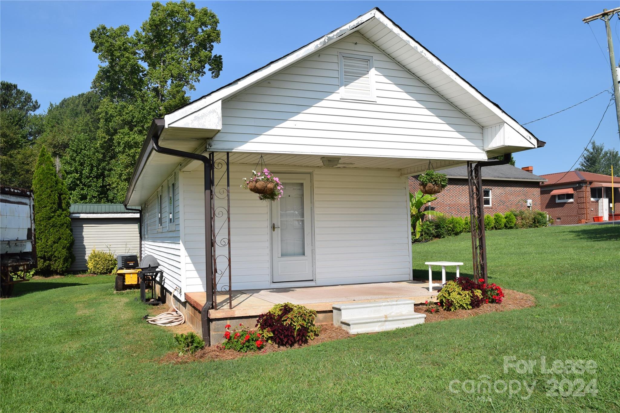 a view of a house with a backyard