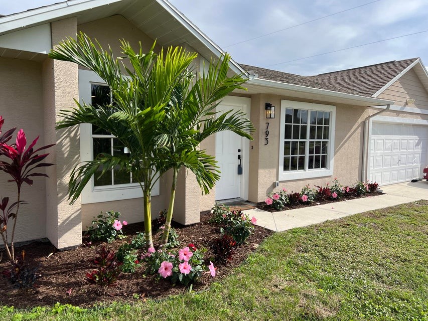 a front view of house with yard