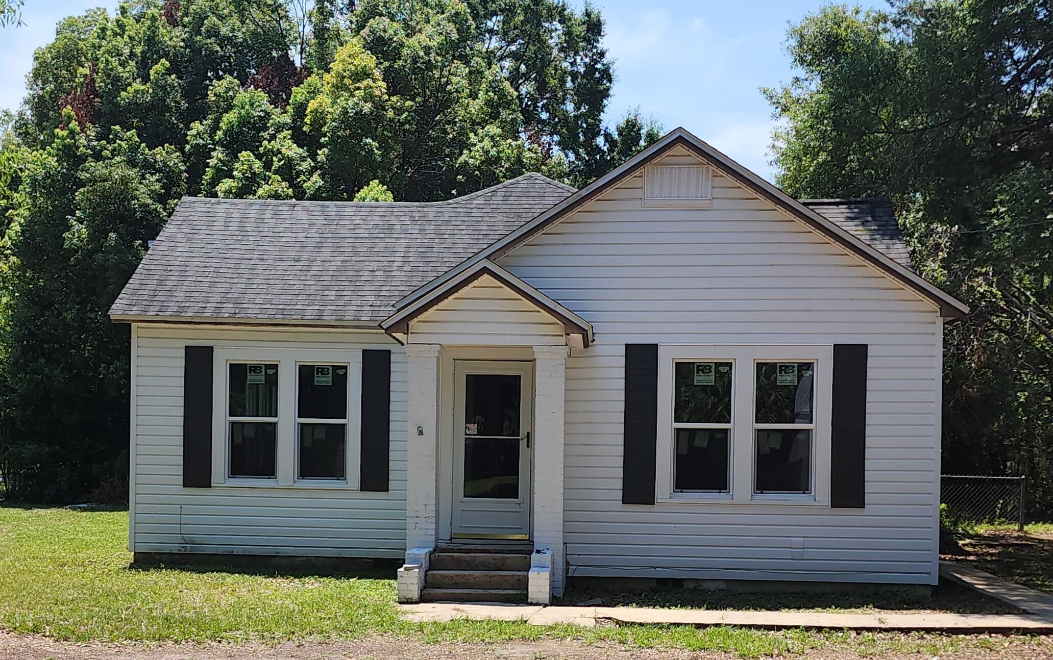 a view of house with tree s