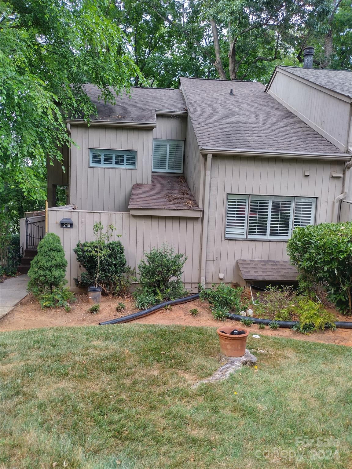 a view of a house with a yard and plants