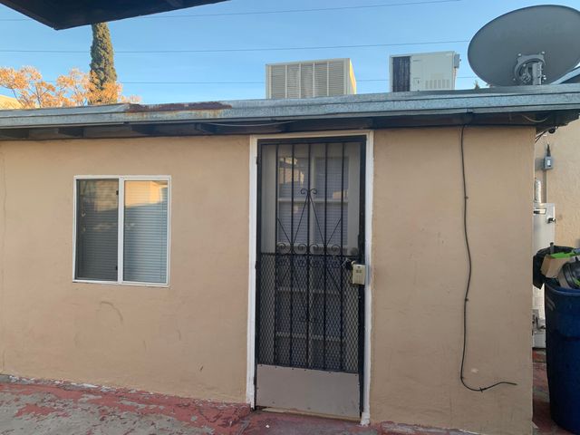 $900 | 3111 Durazno Avenue, Unit REAR | Durazno