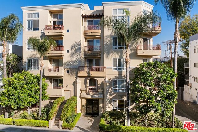 $965,000 | 320 South Willaman Drive, Unit 301 | Beverly Center-Miracle Mile