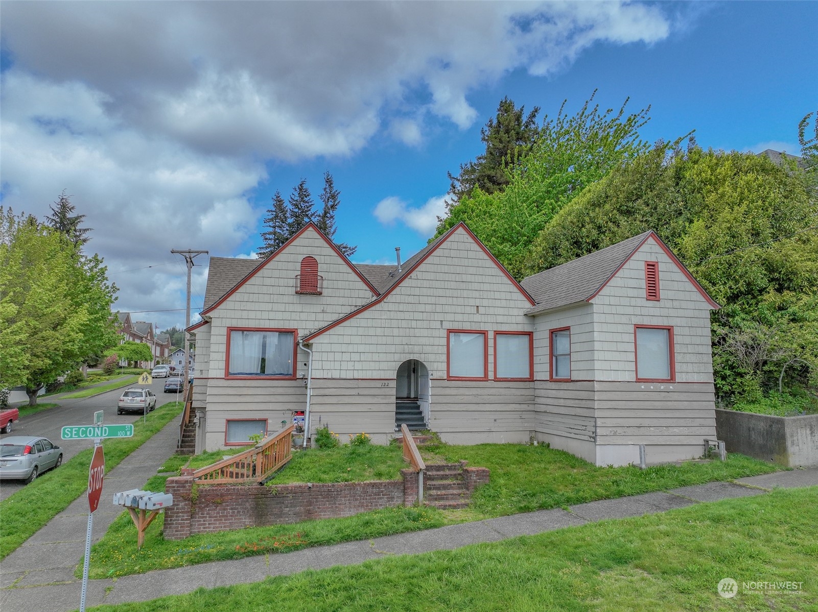 a view of a house with a yard