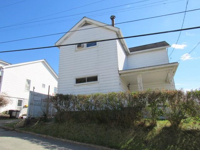 a view of a back yard of the house